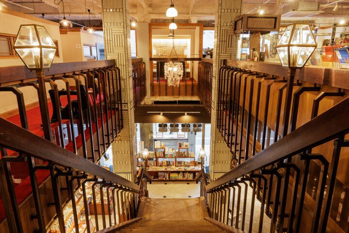 レトロな趣に浸りながら、岐阜・多治見の「ヒラクビル」で書店とカフェを満喫