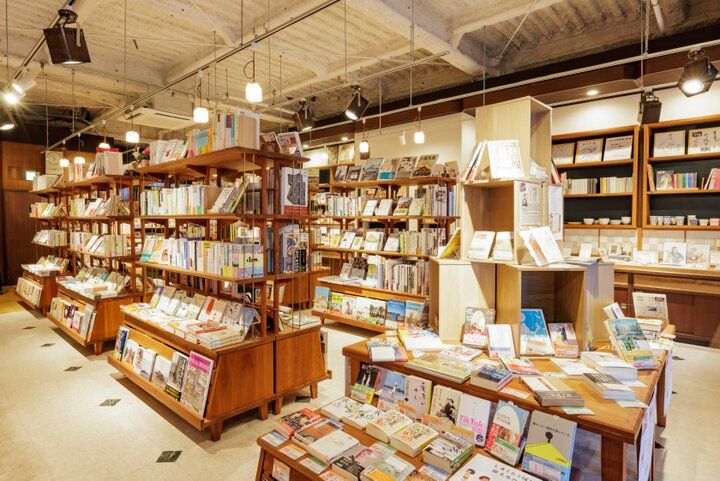 レトロな趣に浸りながら、岐阜・多治見の「ヒラクビル」で書店とカフェを満喫
