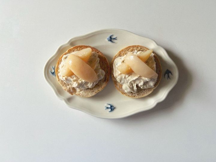 【簡単レシピ】旬の白桃とクリームチーズのイングリッシュマフィン【渡辺友美子のコーヒーに合うお菓子のレシピ vol.50 〜レシピで旅するヨーロッパ〜】