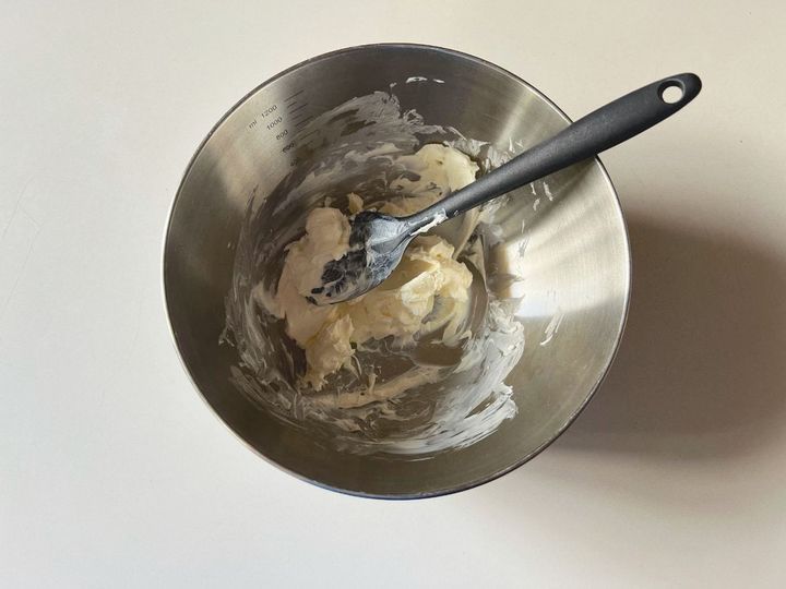 【簡単レシピ】旬の白桃とクリームチーズのイングリッシュマフィン【渡辺友美子のコーヒーに合うお菓子のレシピ vol.50 〜レシピで旅するヨーロッパ〜】