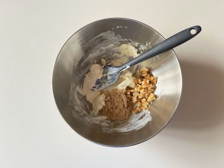 【簡単レシピ】旬の白桃とクリームチーズのイングリッシュマフィン【渡辺友美子のコーヒーに合うお菓子のレシピ vol.50 〜レシピで旅するヨーロッパ〜】