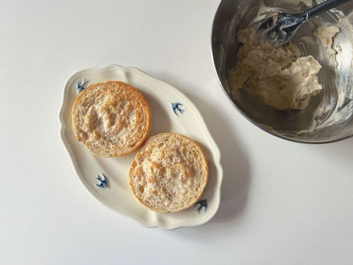 【簡単レシピ】旬の白桃とクリームチーズのイングリッシュマフィン【渡辺友美子のコーヒーに合うお菓子のレシピ vol.50 〜レシピで旅するヨーロッパ〜】