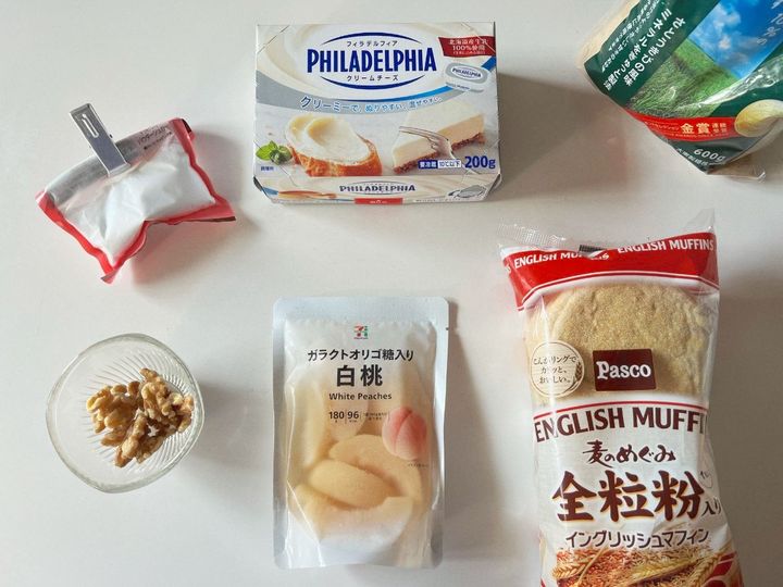 【簡単レシピ】旬の白桃とクリームチーズのイングリッシュマフィン【渡辺友美子のコーヒーに合うお菓子のレシピ vol.50 〜レシピで旅するヨーロッパ〜】