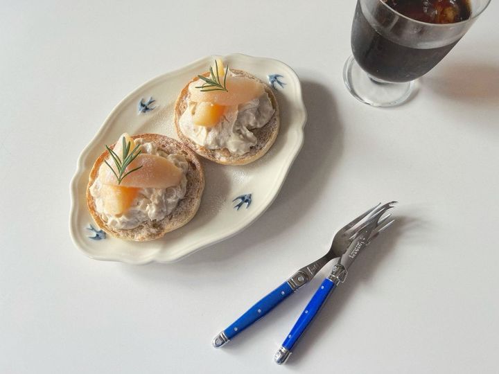 【簡単レシピ】旬の白桃とクリームチーズのイングリッシュマフィン【渡辺友美子のコーヒーに合うお菓子のレシピ vol.50 〜レシピで旅するヨーロッパ〜】