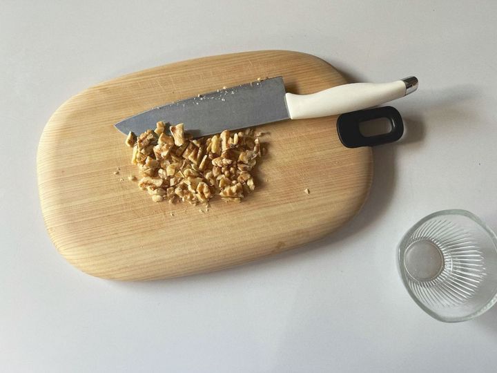 【簡単レシピ】旬の白桃とクリームチーズのイングリッシュマフィン【渡辺友美子のコーヒーに合うお菓子のレシピ vol.50 〜レシピで旅するヨーロッパ〜】