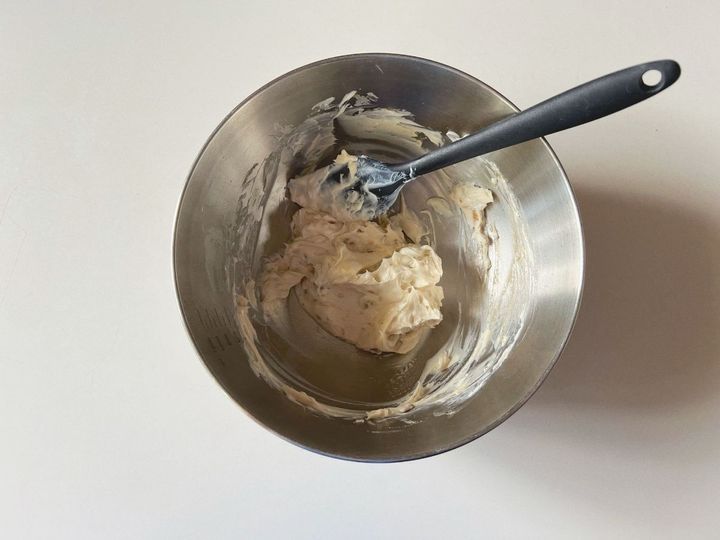 【簡単レシピ】旬の白桃とクリームチーズのイングリッシュマフィン【渡辺友美子のコーヒーに合うお菓子のレシピ vol.50 〜レシピで旅するヨーロッパ〜】