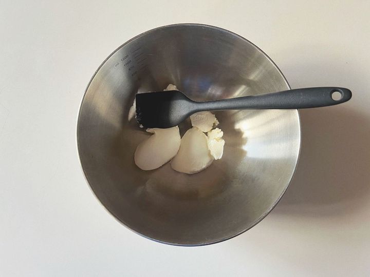 【簡単レシピ】旬の白桃とクリームチーズのイングリッシュマフィン【渡辺友美子のコーヒーに合うお菓子のレシピ vol.50 〜レシピで旅するヨーロッパ〜】