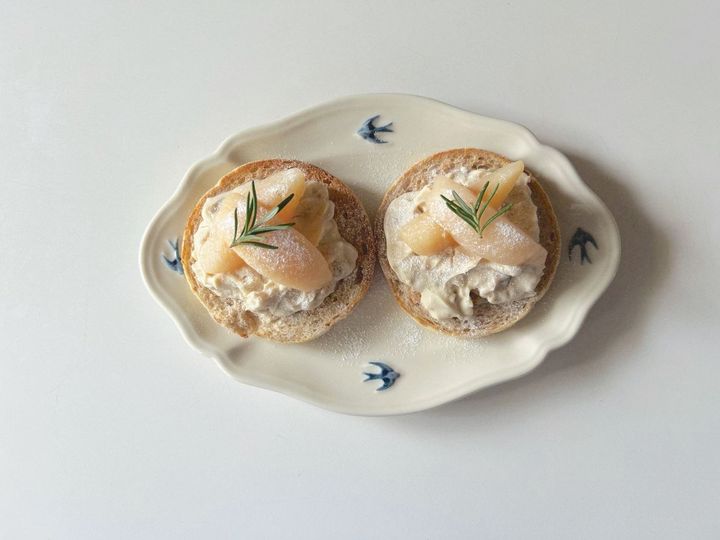 【簡単レシピ】旬の白桃とクリームチーズのイングリッシュマフィン【渡辺友美子のコーヒーに合うお菓子のレシピ vol.50 〜レシピで旅するヨーロッパ〜】