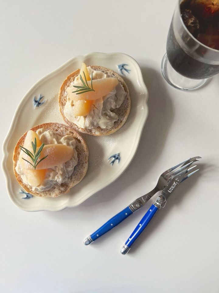 【簡単レシピ】旬の白桃とクリームチーズのイングリッシュマフィン【渡辺友美子のコーヒーに合うお菓子のレシピ vol.50 〜レシピで旅するヨーロッパ〜】