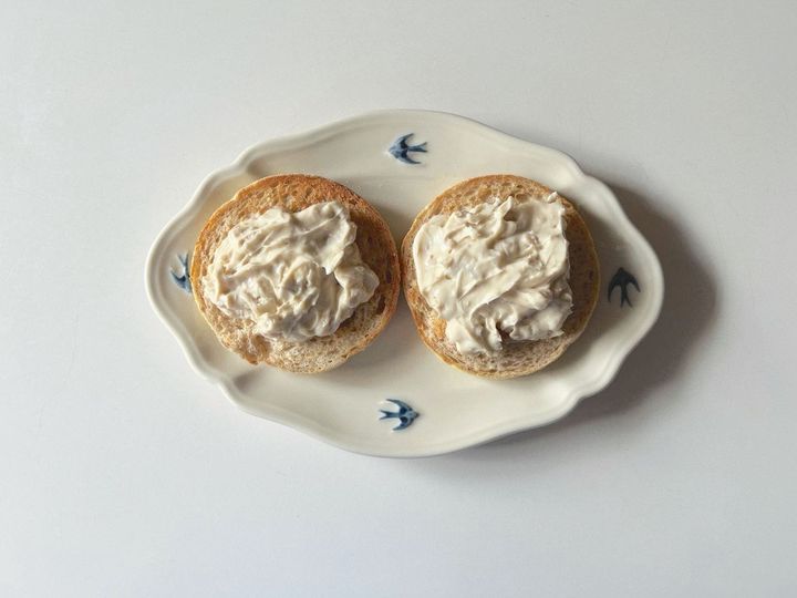 【簡単レシピ】旬の白桃とクリームチーズのイングリッシュマフィン【渡辺友美子のコーヒーに合うお菓子のレシピ vol.50 〜レシピで旅するヨーロッパ〜】