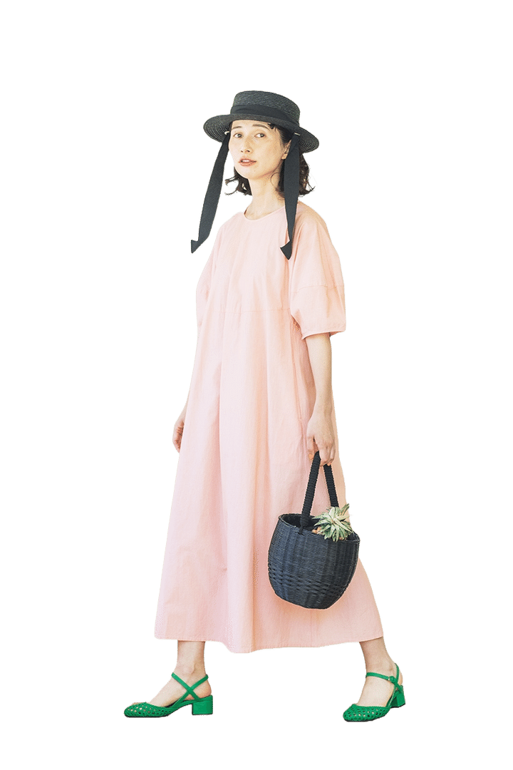 ピンクのおめかしワンピースに黒のラタンを効かせて