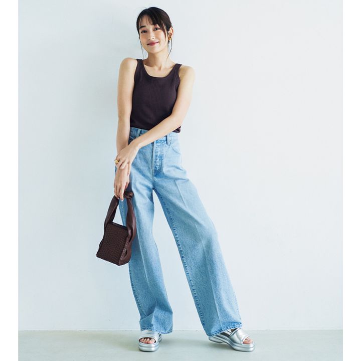 デニムにぷっくりした厚底サンダルを合わせた夏コーデ