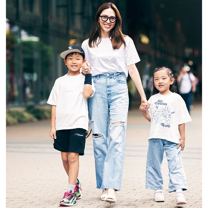 ルーズなシルエットだけど股上が深めでスタイルがよく見えるヤヌークのリーを着こなすママ