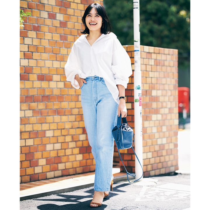 ウエスト位置とヒップが上がって見えるヤヌークのリーと白シャツを合わせたコーデ
