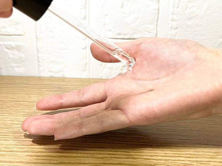 「ほぼ原液美容液シリーズ」の美容液をスポイトで吸って手のひらに出す様子を紹介する画像