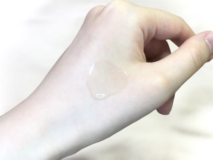 「ほぼ原液美容液シリーズ」フラーレンのテクスチャーを手に乗せた画像