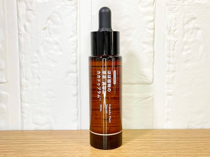 「ほぼ原液美容液シリーズ」カカドゥプラムを中央に置いた画像