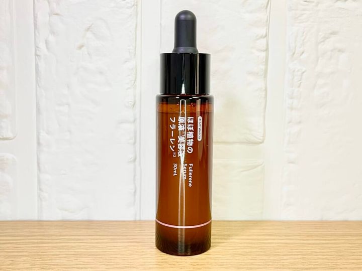 「ほぼ原液美容液シリーズ」フラーレンを中央に置いた画像