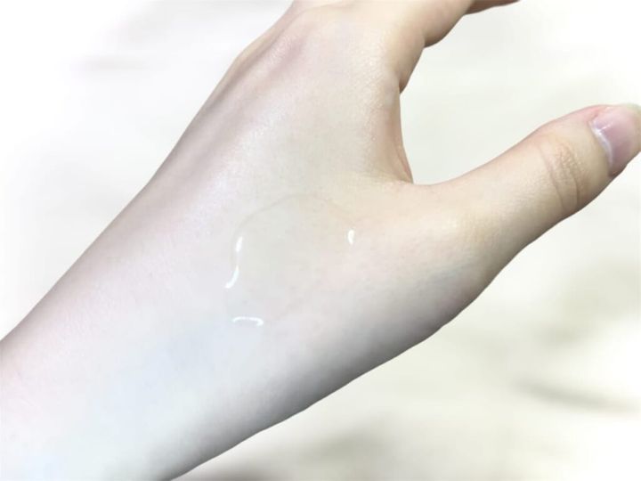 「ほぼ原液美容液シリーズ」発酵ハトムギのテクスチャーを手に乗せた画像