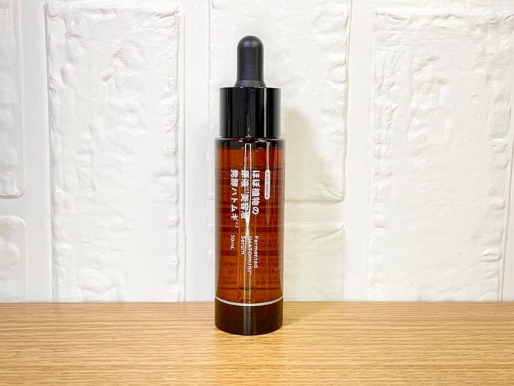 「ほぼ原液美容液シリーズ」発酵ハトムギを中央に置いた画像