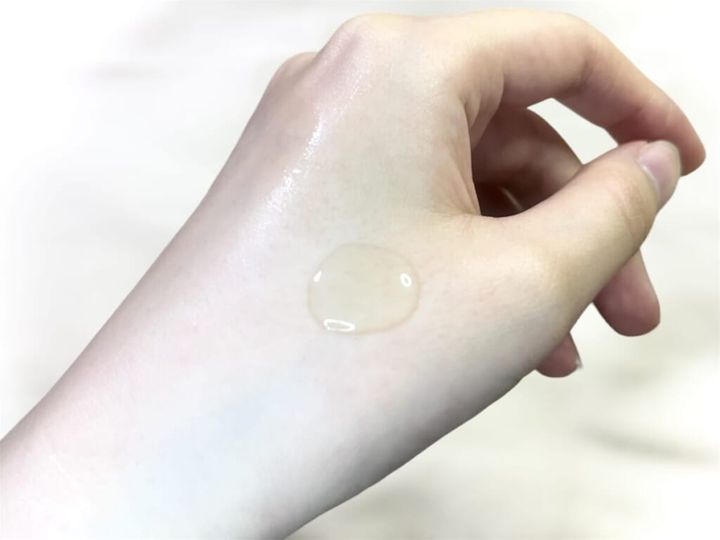 「ほぼ原液美容液シリーズ」バクチオールのテクスチャーを手に乗せた画像