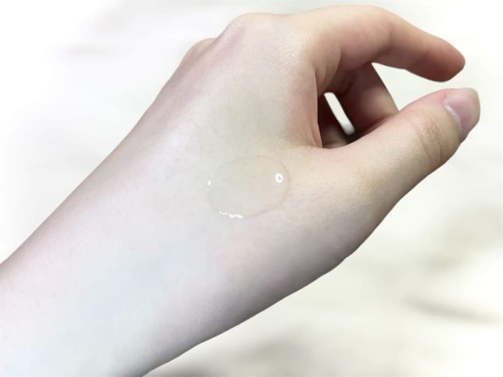 「ほぼ原液美容液シリーズ」ライ麦プラセンタのテクスチャーを手に乗せた画像
