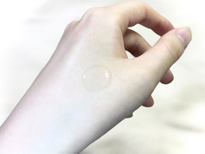 「ほぼ原液美容液シリーズ」ライムパールのテクスチャーを手に乗せた画像