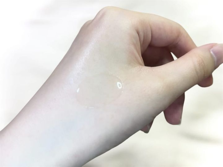 「ほぼ原液美容液シリーズ」カカドゥプラムのテクスチャーを手に乗せた画像