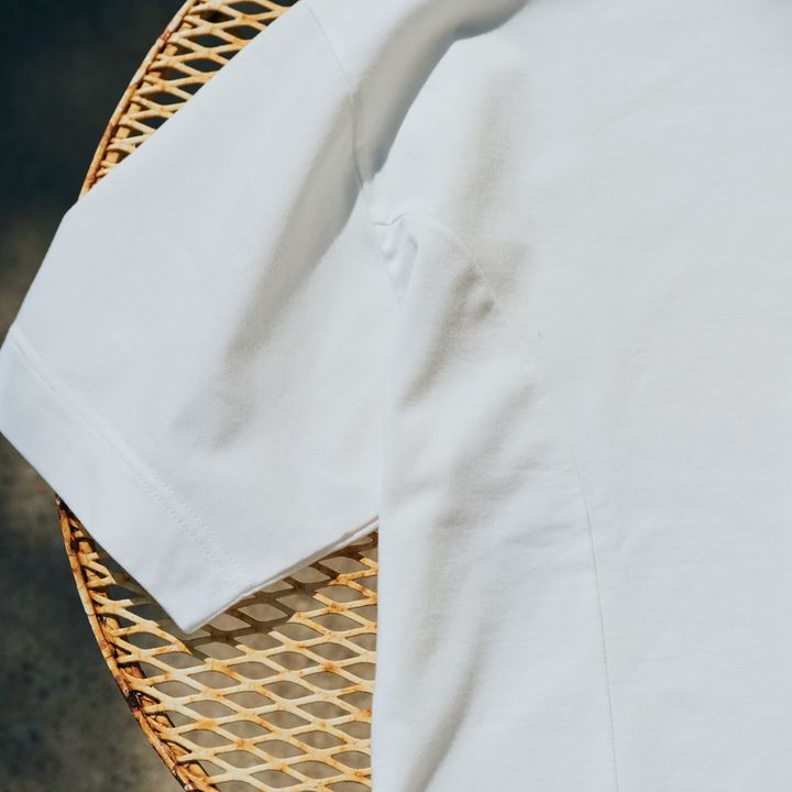 《オルウェル》のスッキリ着られる、エレガントな白Tシャツはきちんとパンツと相思相愛。【マイスダンダードブック】