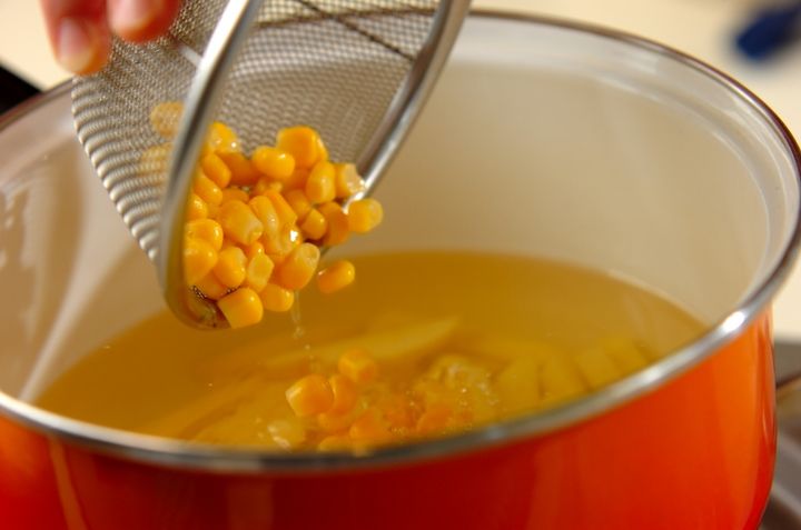 ジャガイモとコーンのみそ汁の作り方1
