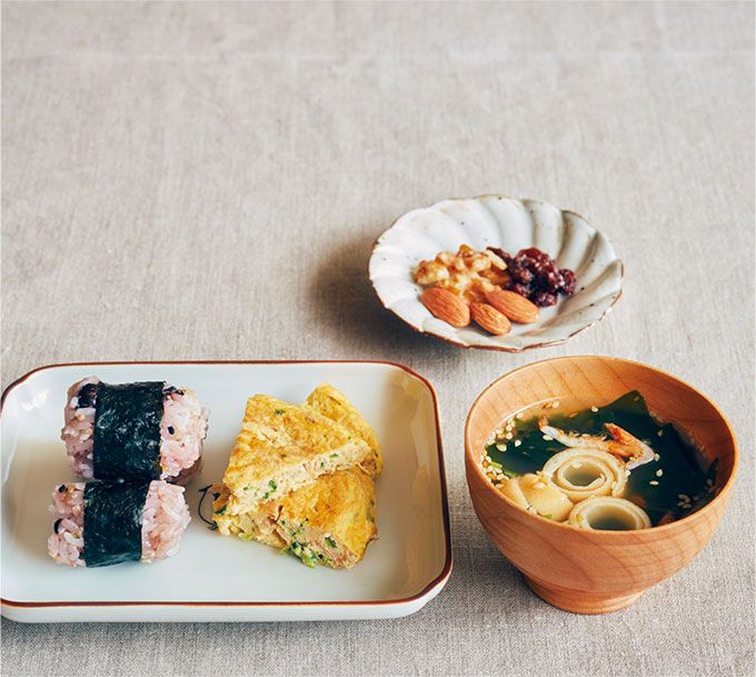 これだけで栄養が摂れるおかずに！ 定番の卵焼きとDHA豊富なツナ缶をプラスして育脳レシピ「雑穀ごはんのおにぎり朝ごはん」のできあがり！の画像1