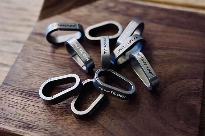 TIL DSNのチタン製カラビナ