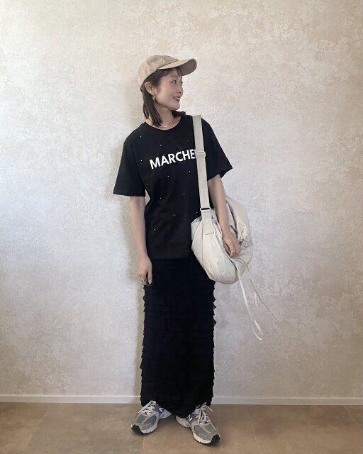 GRLフリルティアードタイトスカートとロゴTのオールブラックコーデ