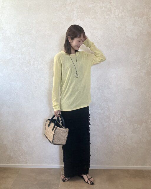 GRLフリルティアードタイトスカートとカラーシアーシャツコーデ