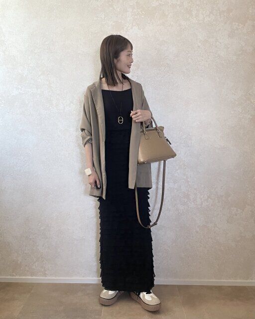 GRLフリルティアードタイトスカートのジャケットコーデ