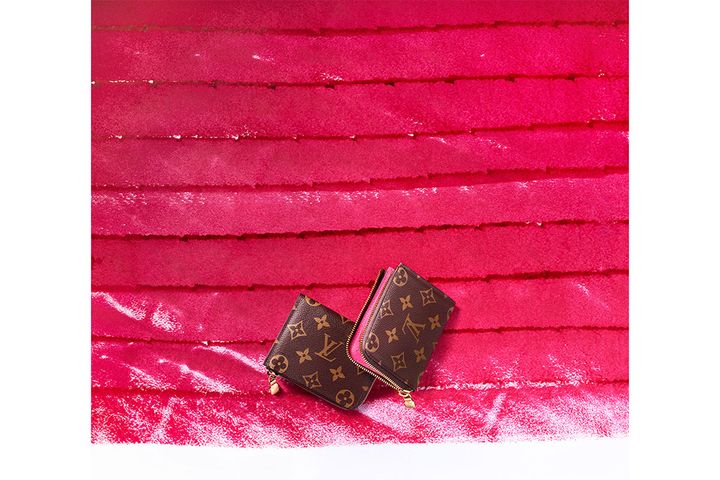 ポルトフォイユ・ノア コンパクト（サイズ：W 11 x H 8.5 x D 1.5 cm）／¥79,200（税込み）