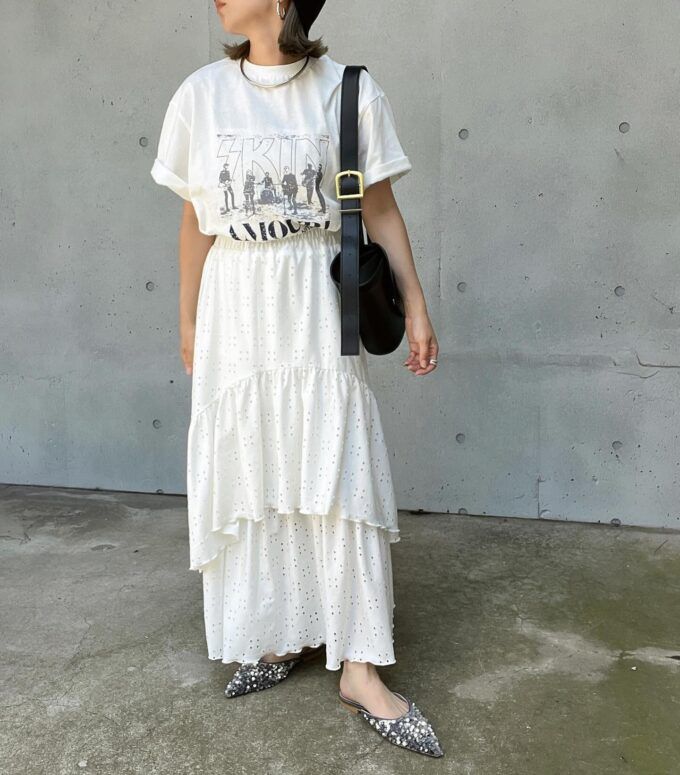 しまむらのホワイトの「ロックTシャツ」×ティアードレースロングスカート