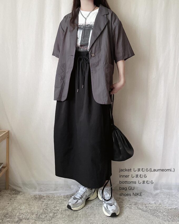 しまむらのダークグレーの「シアーテーラードジャケット」×パラシュートスカート