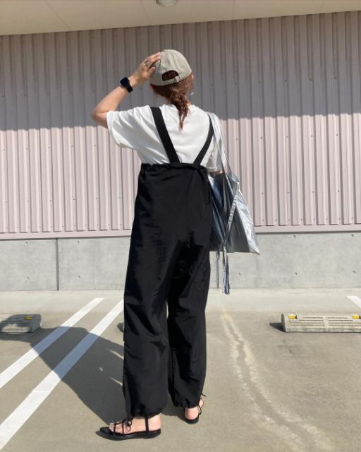 TT*Kコラボバラサロペを着た後ろ姿