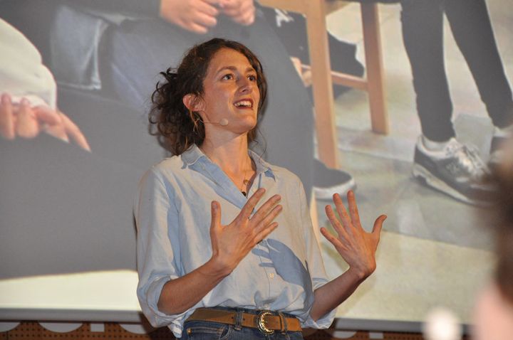 パリ政治学院の催しに登壇するマリーヌ・ゴーティエ