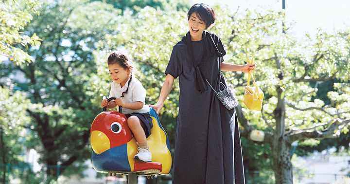 yoriのUVケア付きネイビーワンピースにWRAYのカーディガンを肩掛けしたきれいめコーデ