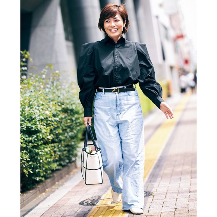 黒いトップスに淡いブルーのジョアンを合わせたVERY編集者のお仕事コーデ