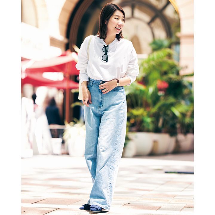 ヤヌークの薄色デニムのジョアンに白トップスを合わせたVERYライター