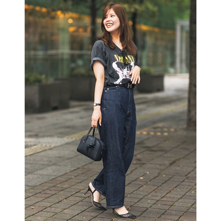 辛口のロックTシャツにインディゴカラーのデニムを合わせたVERYライター