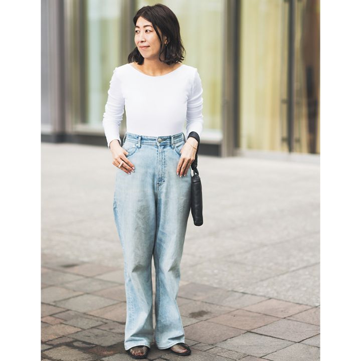 白いボディスーツに薄色ジョアンのデニムを合わせたVERYライターのヘルシーコーデ