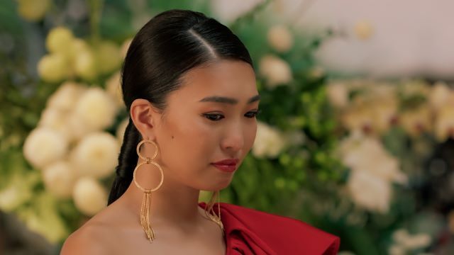 帰国が決まった男性に別れを告げる亜樹さん