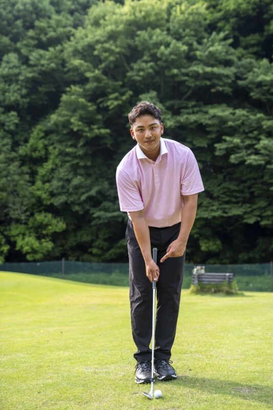 右手首を積極的に使ってスイングします。クリーンにボールコンタクトできないアマチュアの特徴として、「腕や胸を動かしすぎての」振りすぎがあげられます。動く部分が多くなれば、それだけ不確定要素が増え、アドレスした位置にヘッドが戻ってこなくなってしまいます。飛距離を出す必要がないアプローチでは、終始「右手首を支点にしたスイング」がオススメ。支点を固定すれば再現性が高まり、ボールを正確にとらえることができますよ。