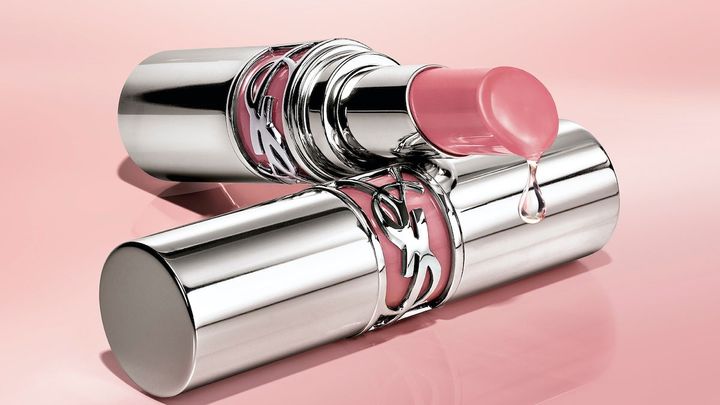 より軽やかでみずみずしく進化した新フォーミュラを採用し、透け感のあるシアーでフレッシュな発色が魅力。潤いを長時間キープし、唇をケアする効果も同時に実現する。YSL ラブシャイン リップスティック 全20色 各￥5,940