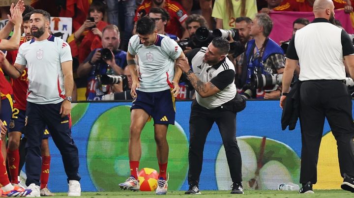 EURO決勝進出のスペイン、愚行ファンのせいでモラタが負傷…捕まえようとした警備員が不意打ちタックル