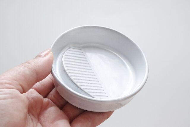 ダイソー 粉引刺身醤油大皿（約9cm×H2.6cm）